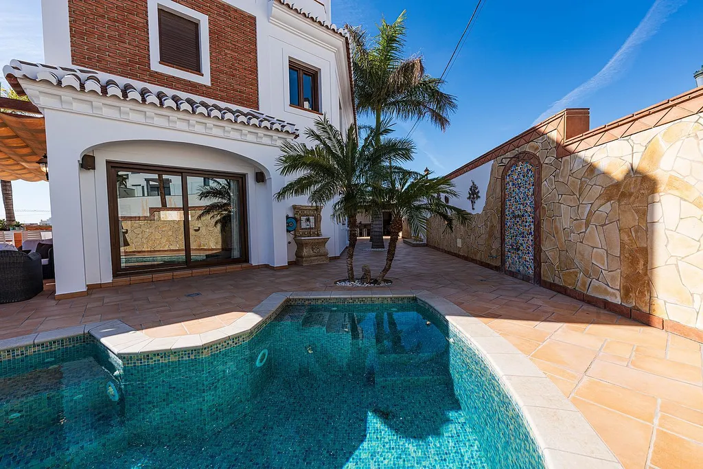 Villa en venta en Nerja, zona playa de Burriana