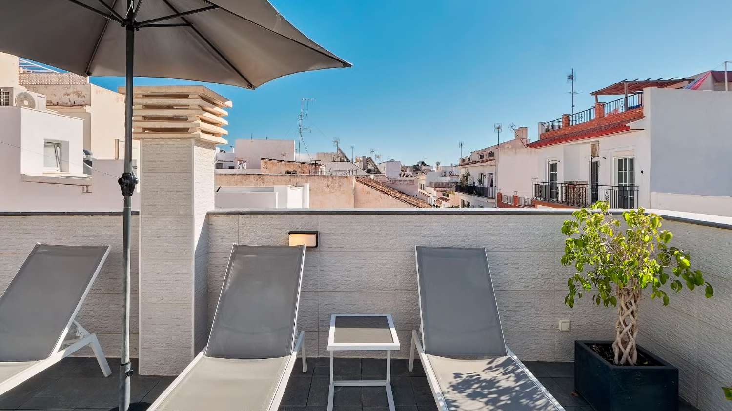 Opportunité d'investissement : deux appartements séparés à vendre au coeur de Nerja