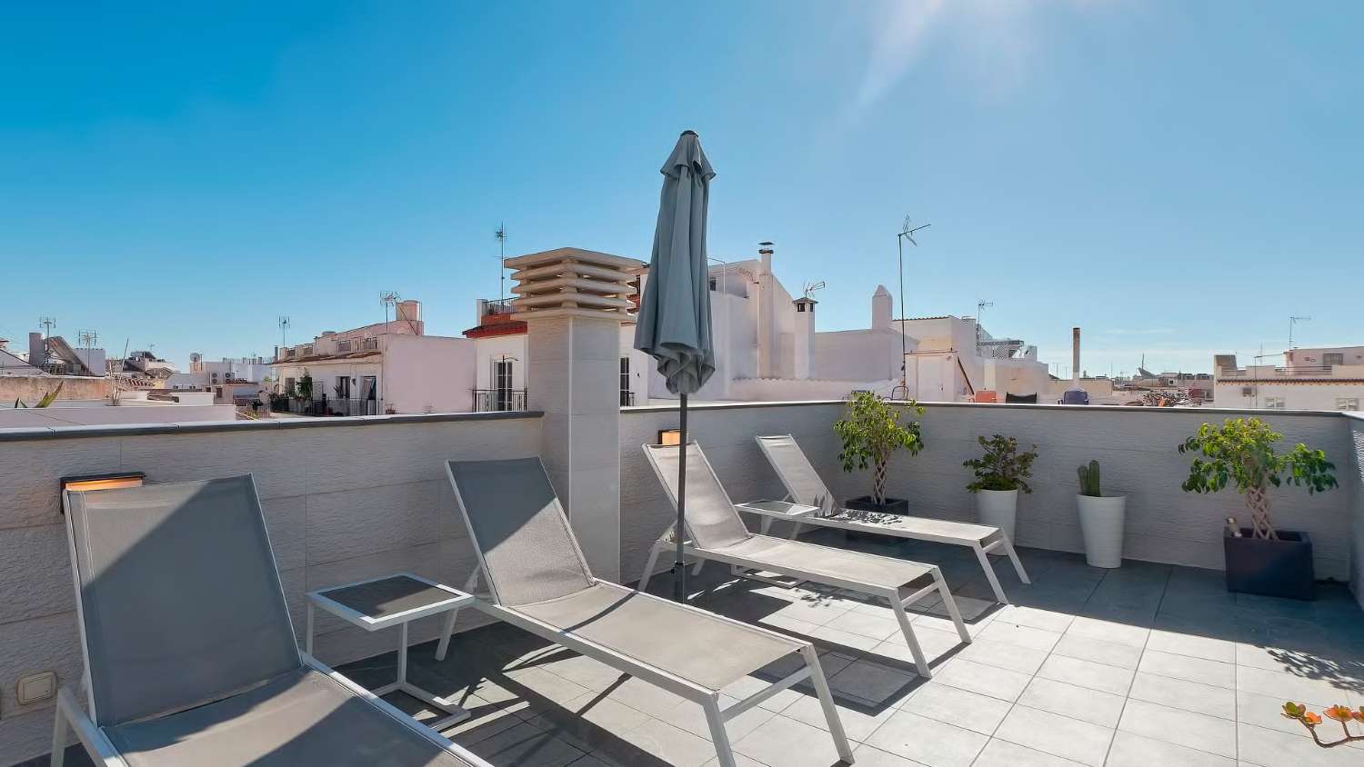 Opportunité d'investissement : deux appartements séparés à vendre au coeur de Nerja