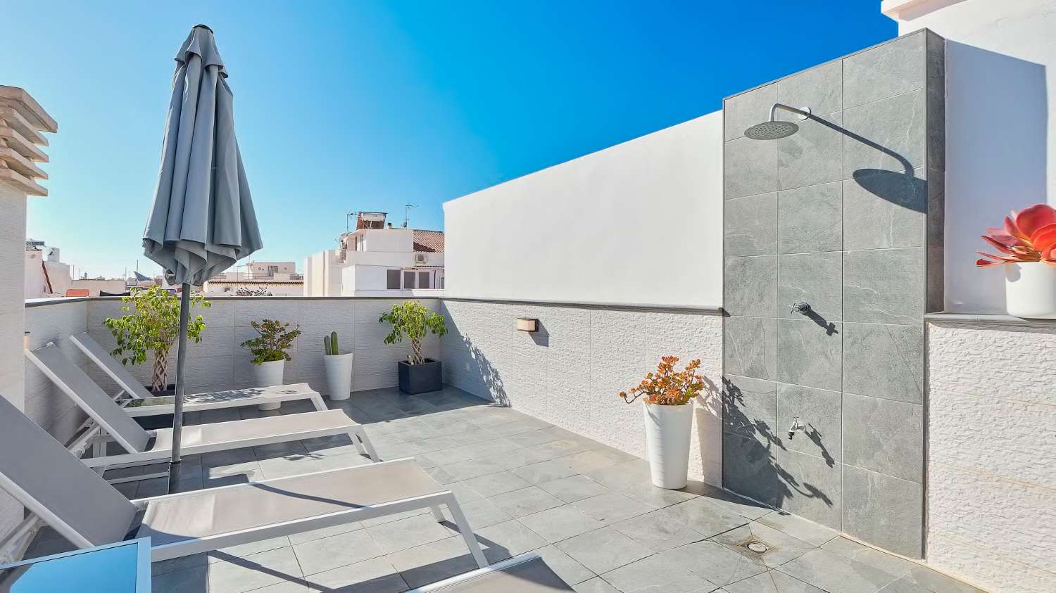 Opportunité d'investissement : deux appartements séparés à vendre au coeur de Nerja