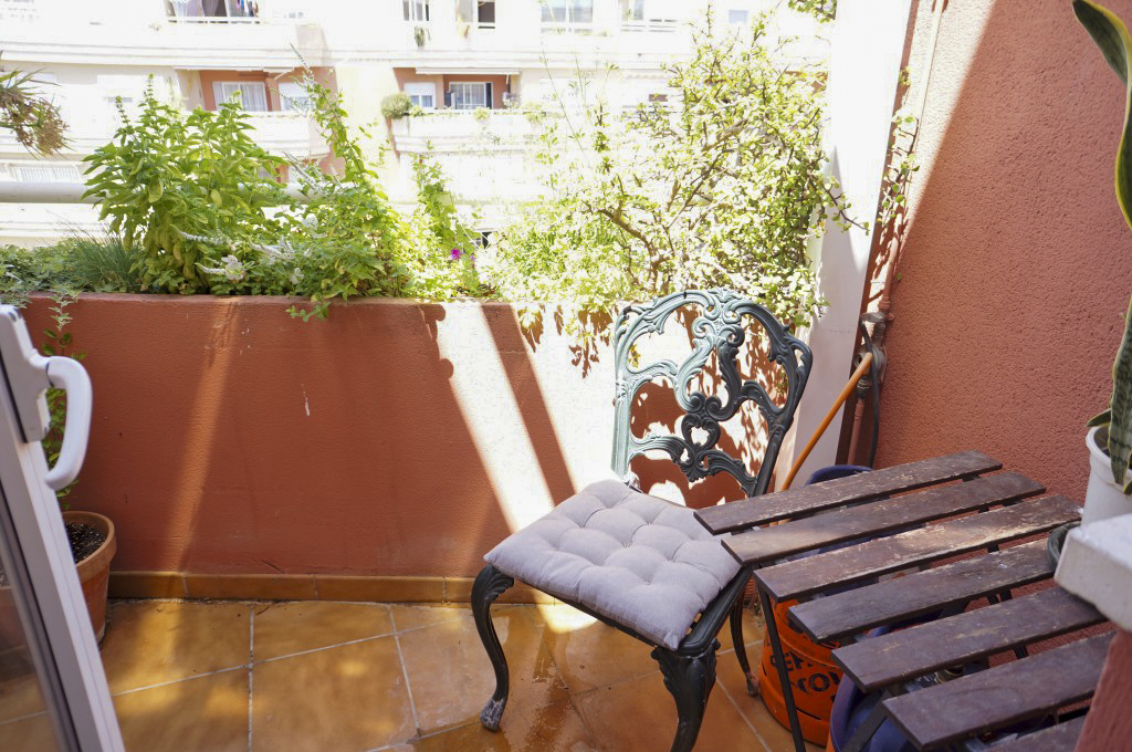 Spacious Top Floor 2-Bedroom Apartment with Private Roof Terrace, Just 400m from the Beach!