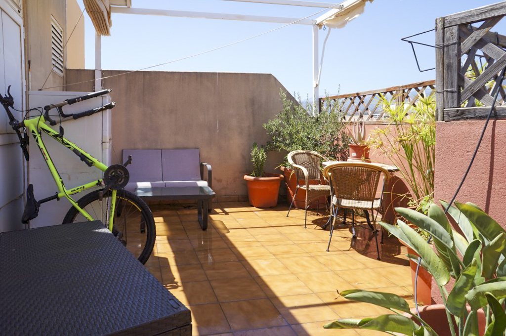 Spacious Top Floor 2-Bedroom Apartment with Private Roof Terrace, Just 400m from the Beach!