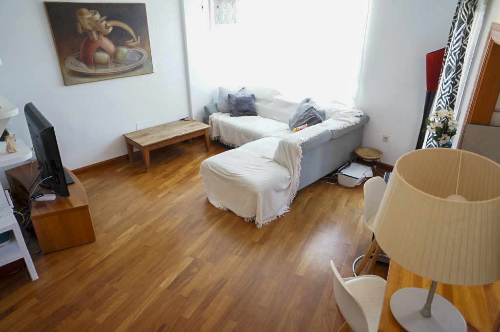 Ruim appartement met 2 slaapkamers op de bovenste verdieping en eigen dakterras, op slechts 400 meter van het strand!