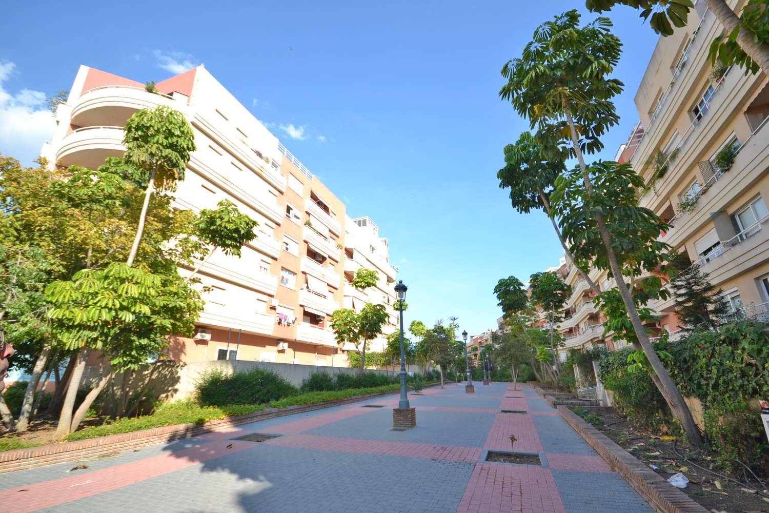 Ruim appartement met 2 slaapkamers op de bovenste verdieping en eigen dakterras, op slechts 400 meter van het strand!