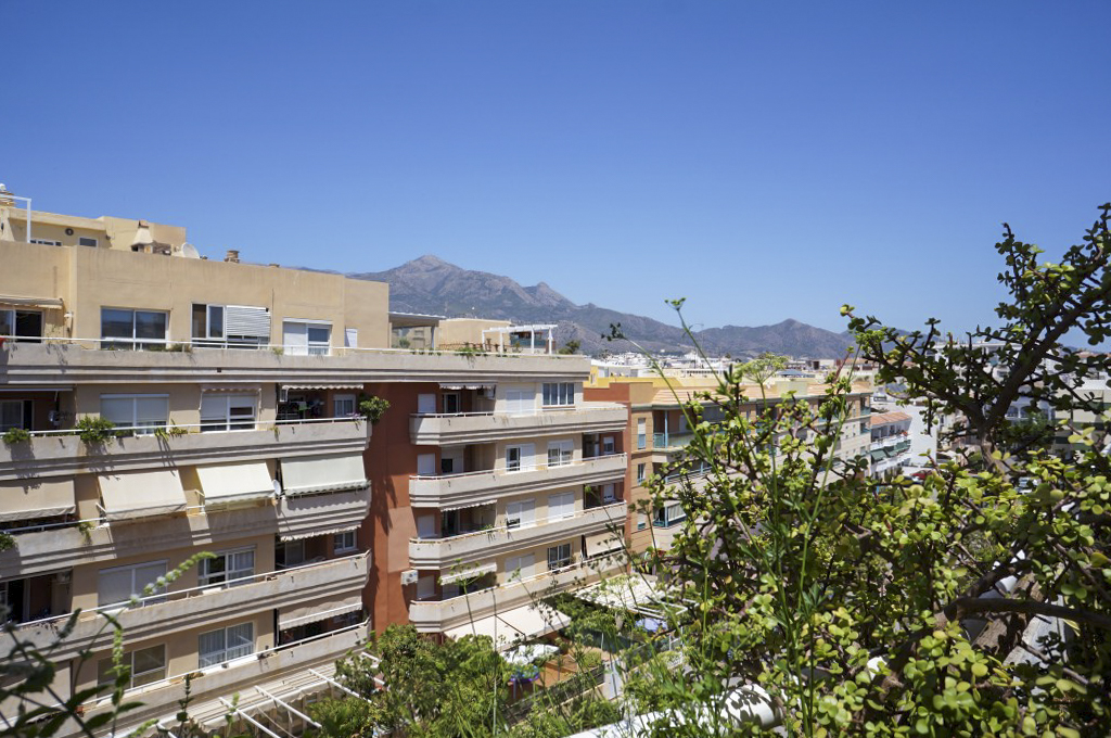 Spacieux appartement de 2 chambres au dernier étage avec terrasse privée sur le toit, à seulement 400 mètres de la plage !