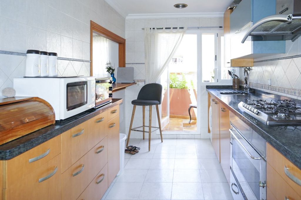 Ruim appartement met 2 slaapkamers op de bovenste verdieping en eigen dakterras, op slechts 400 meter van het strand!