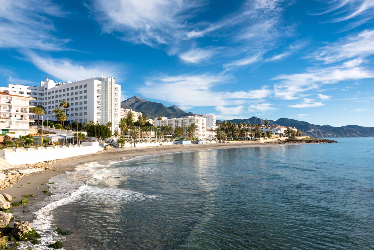 Spacieux appartement de 2 chambres au dernier étage avec terrasse privée sur le toit, à seulement 400 mètres de la plage !