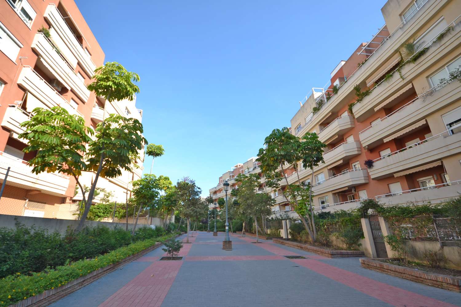 Geräumiges 2-Zimmer-Apartment im obersten Stockwerk mit privater Dachterrasse, nur 400 m vom Strand entfernt!