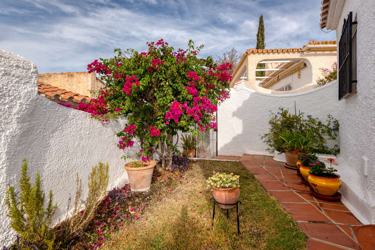 Casa unifamiliar en venta con vistas al mar y jardín privado en Nerja (Urb. Naricha)