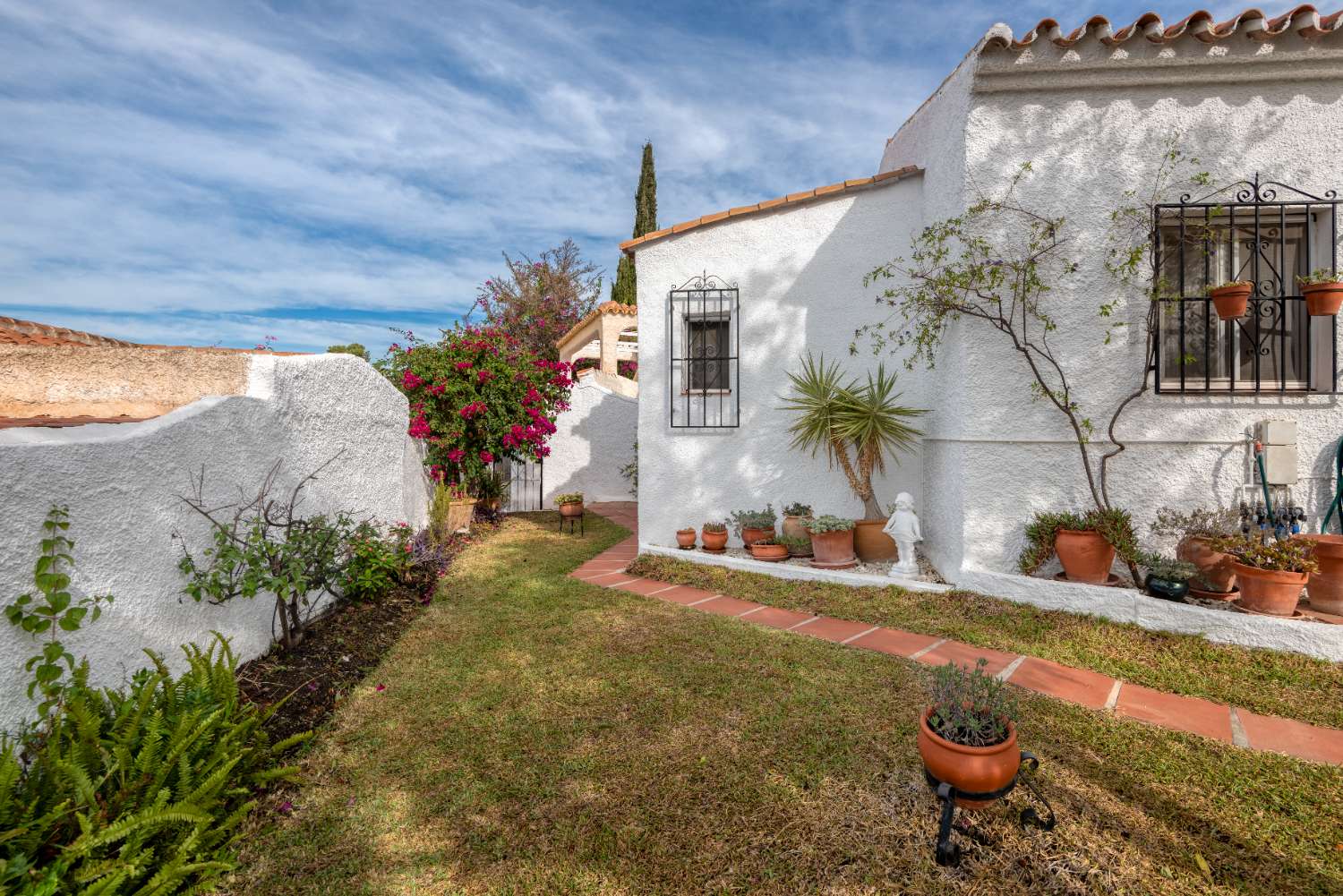 Casa unifamiliar en venta con vistas al mar y jardín privado en Nerja (Urb. Naricha)