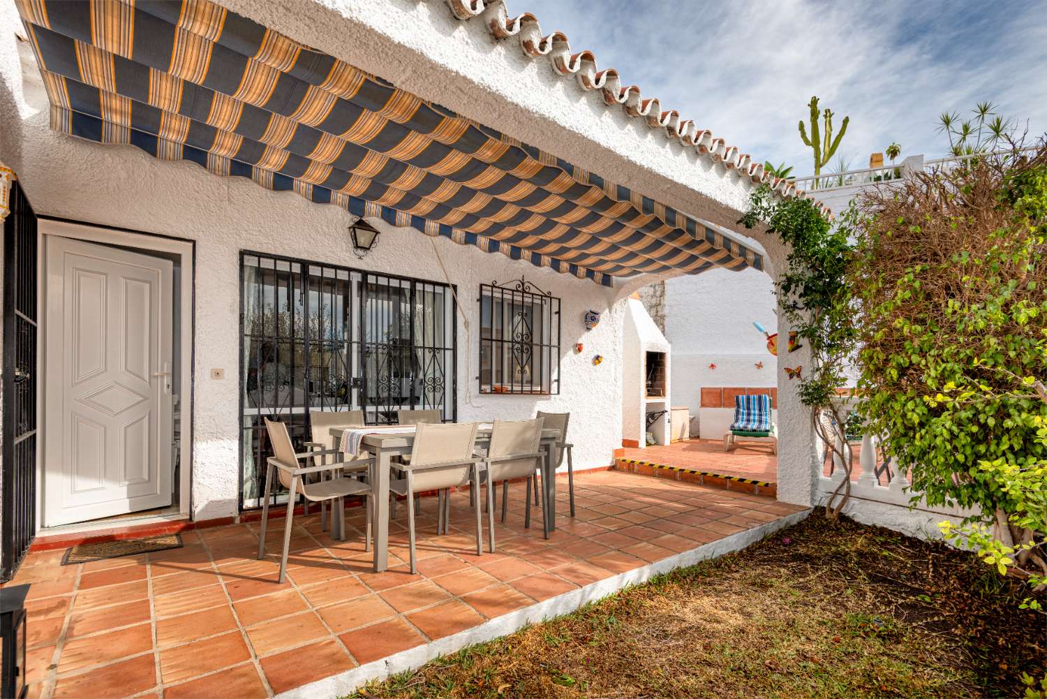 Detached house for sale with sea views and private garden in Nerja (Urb. Naricha)