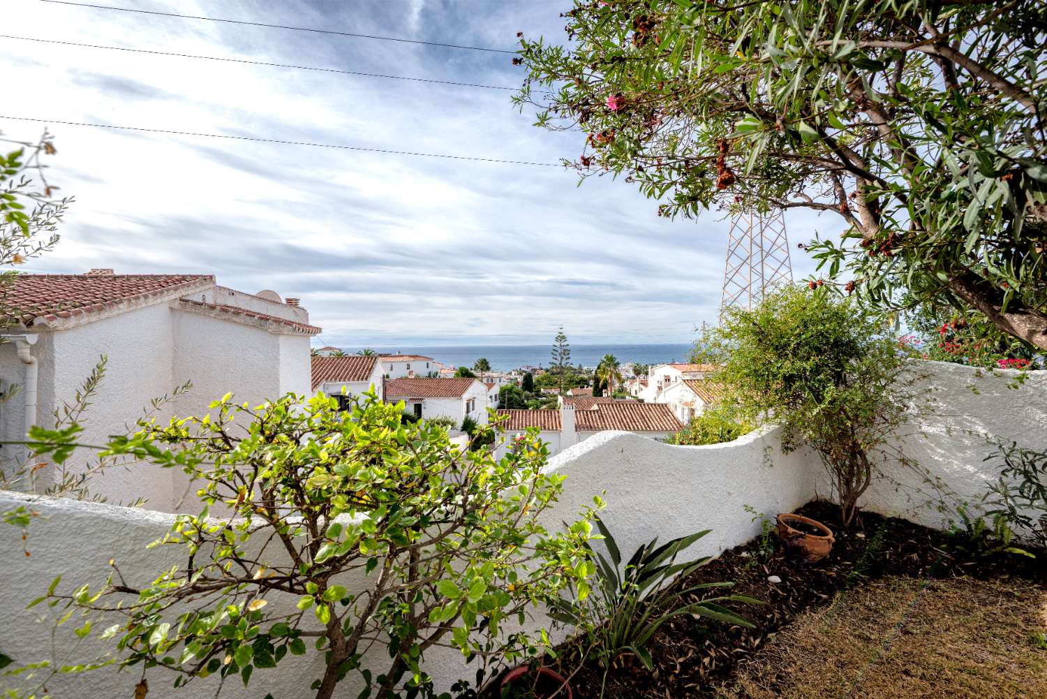 Casa unifamiliar en venta con vistas al mar y jardín privado en Nerja (Urb. Naricha)