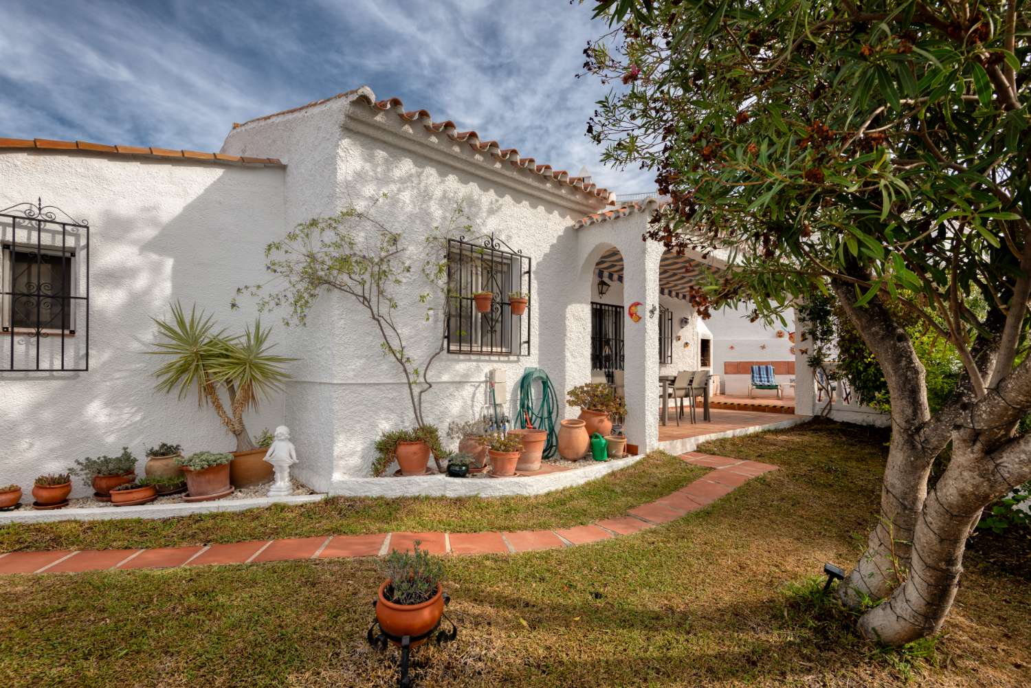 Detached house for sale with sea views and private garden in Nerja (Urb. Naricha)