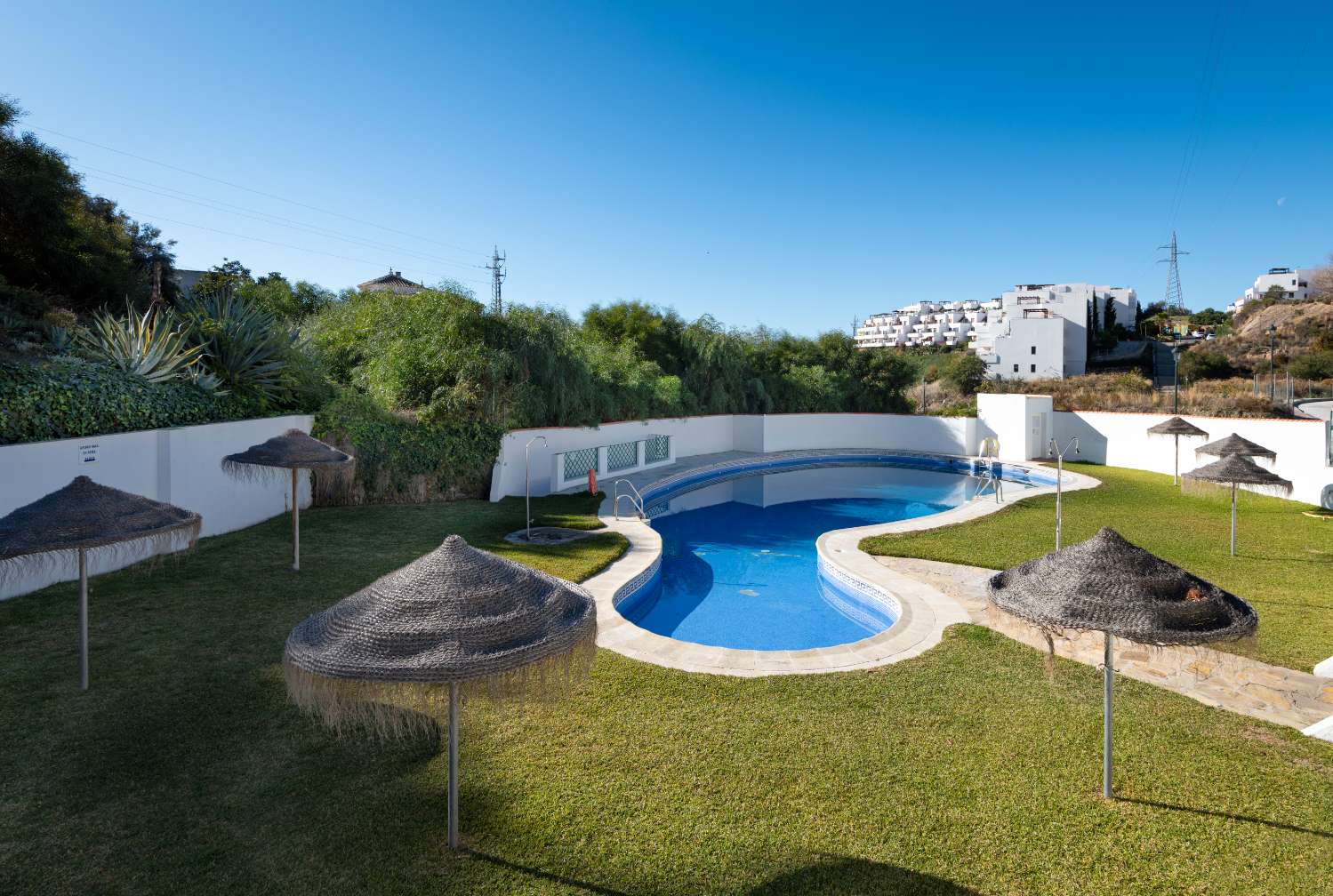 Casa unifamiliar en venta con vistas al mar y jardín privado en Nerja (Urb. Naricha)