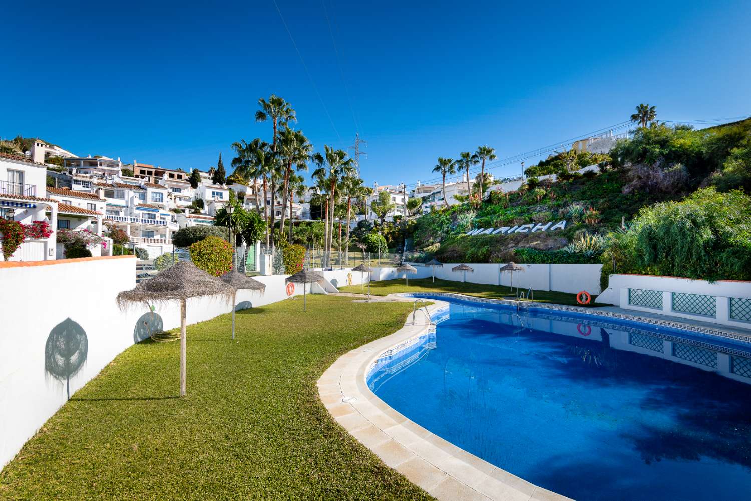 Casa unifamiliar en venta con vistas al mar y jardín privado en Nerja (Urb. Naricha)