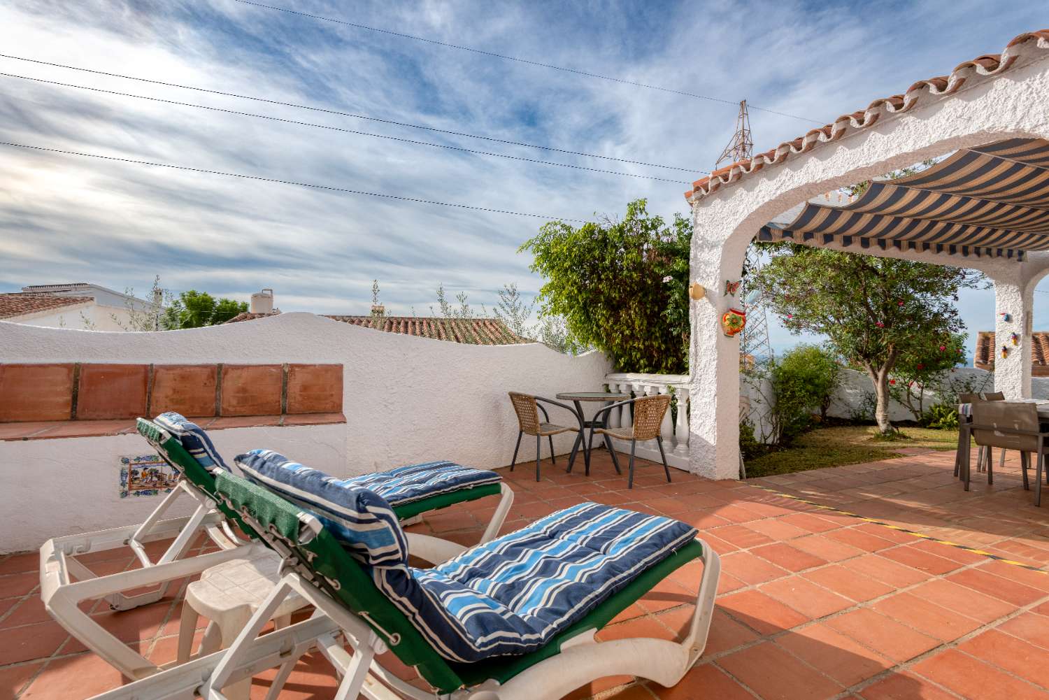 Casa unifamiliar en venta con vistas al mar y jardín privado en Nerja (Urb. Naricha)