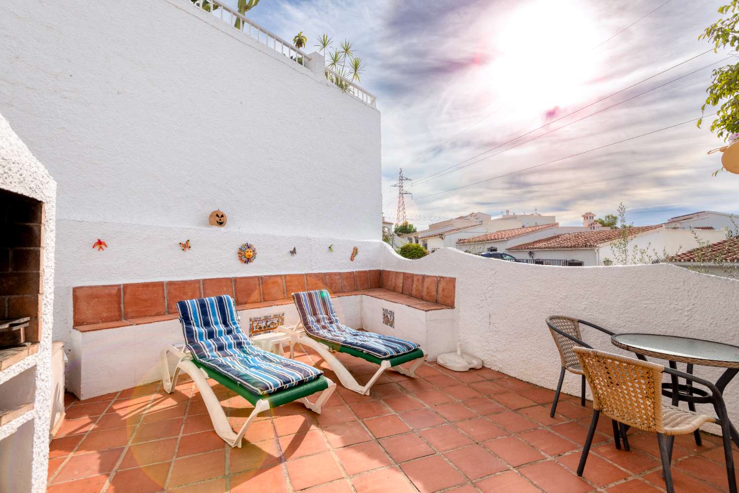 Casa unifamiliar en venta con vistas al mar y jardín privado en Nerja (Urb. Naricha)