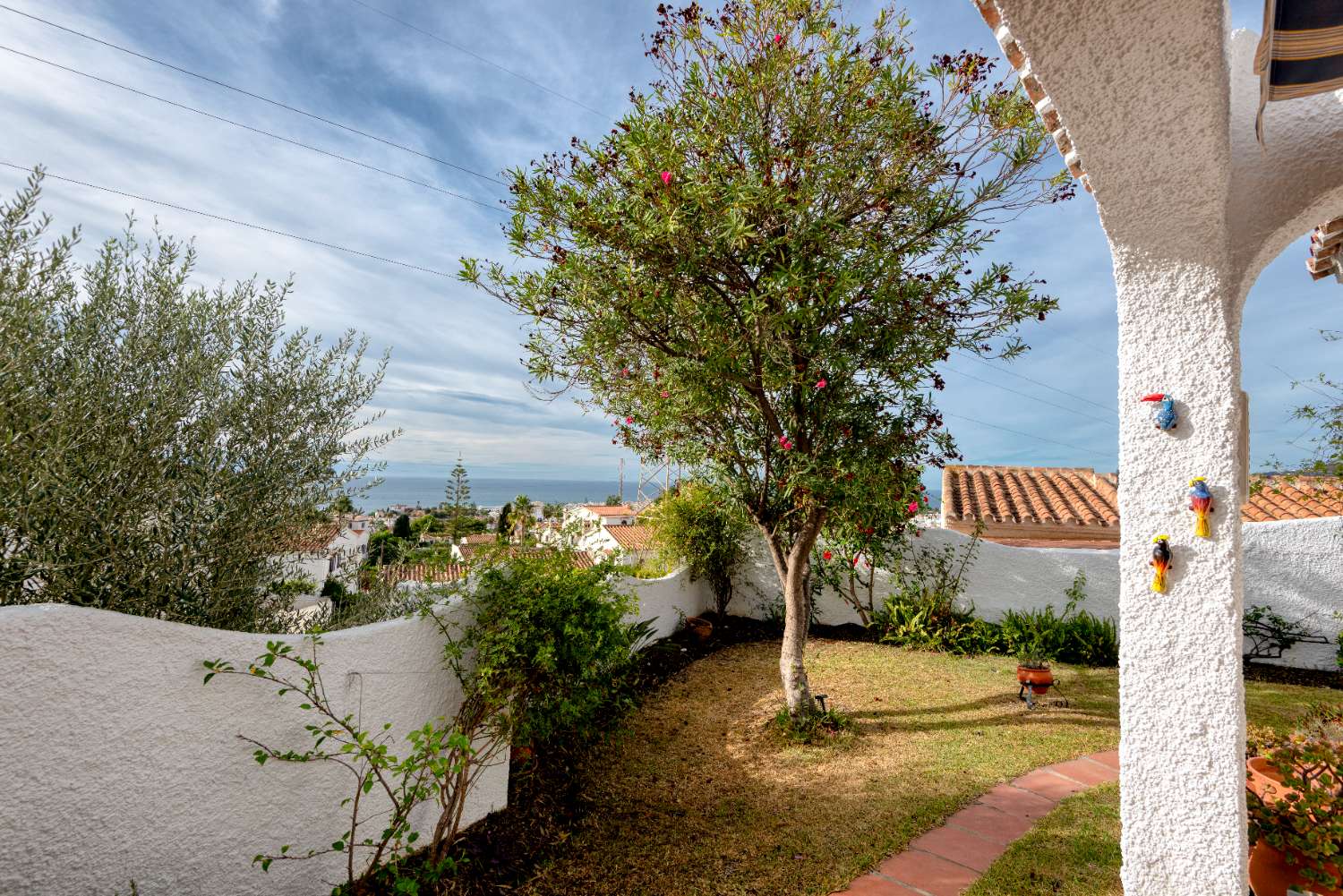 Casa unifamiliar en venta con vistas al mar y jardín privado en Nerja (Urb. Naricha)