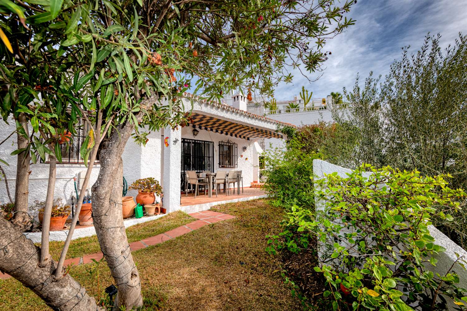 Detached house for sale with sea views and private garden in Nerja (Urb. Naricha)